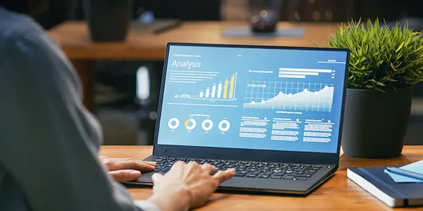 Notebook exibindo painel de análise de resultados